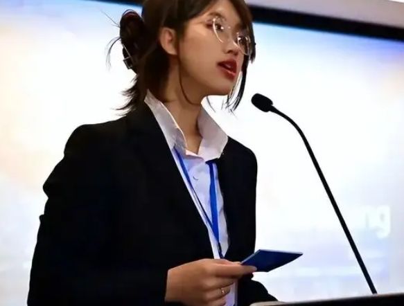 爱游戏游戏平台-赛前里昂调整名单以备欧篮联，完成体检环节打磨，话题不断，控场能力受关注(里昂对巴黎圣日耳曼)