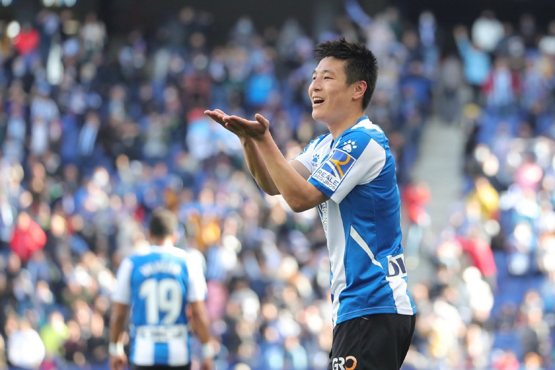 爱游戏娱乐-今夜上海海港备战西甲，更衣室发声细节曝光，质疑声仍在，团队化学反应显著(西甲联赛直播在线观看免费)